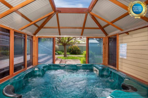 Pax and Coral Pet Friendly 4 Mins Walk to Beach, Culburra Beach